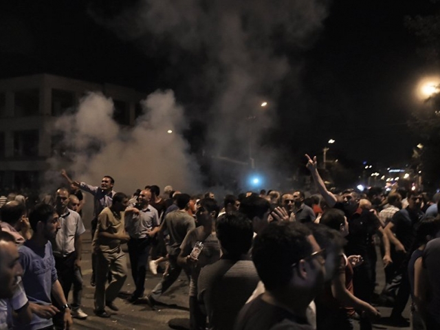 Protesters clash with police in Yerevan