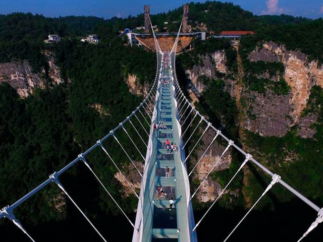 World's longest glass bridge opens in China