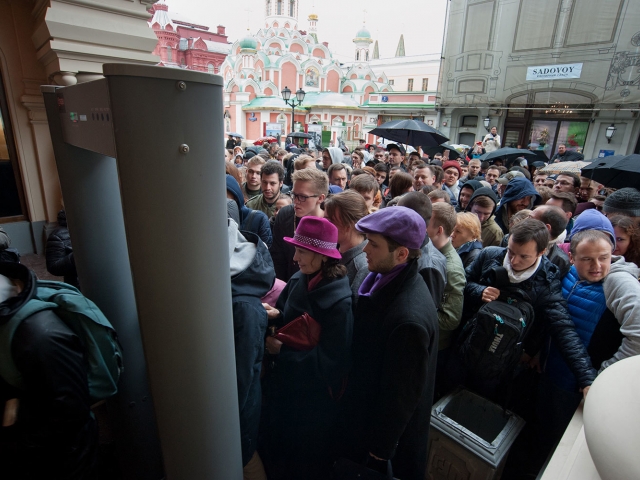 Crazy about iPhone 7: Muscovites are waiting in long lines to get one