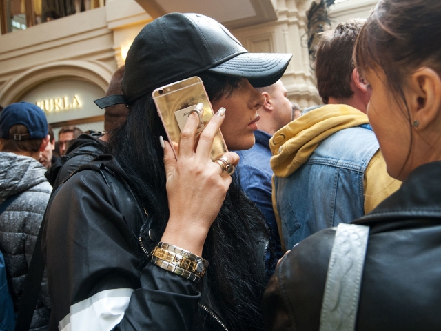 Crazy about iPhone 7: Muscovites are waiting in long lines to get one