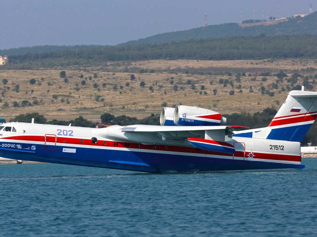 Pesawat siri pertama Rusia Be-200ES amfibia