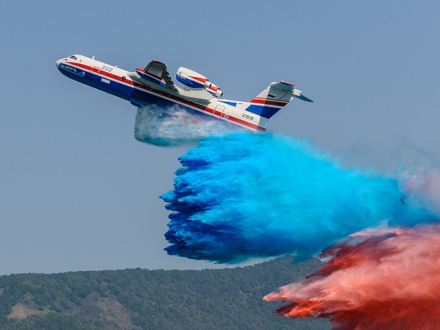 Pesawat siri pertama Rusia Be-200ES amfibia