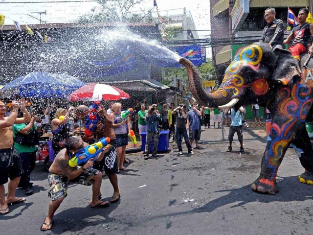 Bagaimana orang merayakan Tahun Baru di negara yang berbeza