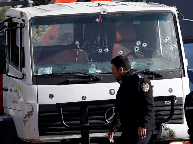 Вновь грузовик въехал в толпу: теракт в Израиле