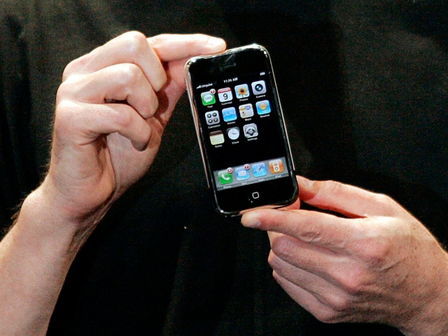 Первому iPhone исполнилось 10 лет