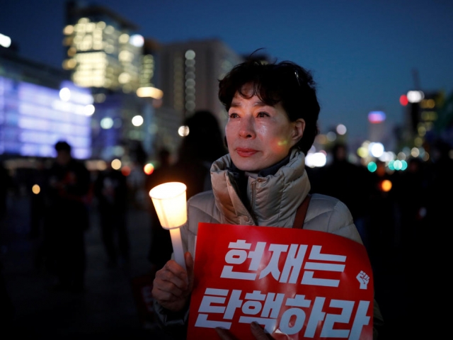 Жители Южной Кореи вышли на митинги