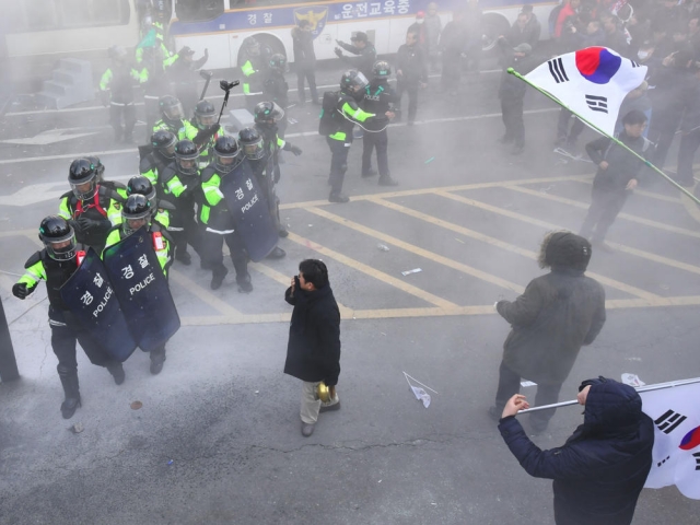 Жители Южной Кореи вышли на митинги