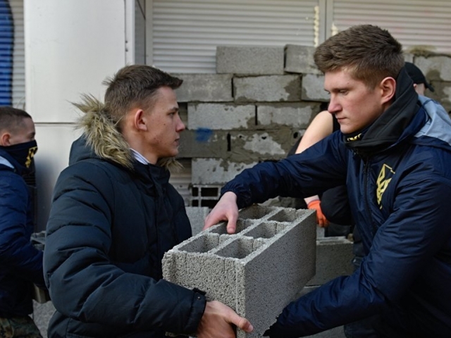 В Киеве радикалы замуровали здание Сбербанка