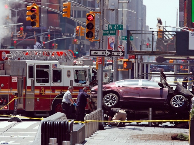 Трагедия в Нью-Йорке: автомобиль въехал в толпу людей