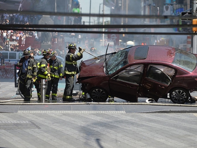Трагедия в Нью-Йорке: автомобиль въехал в толпу людей