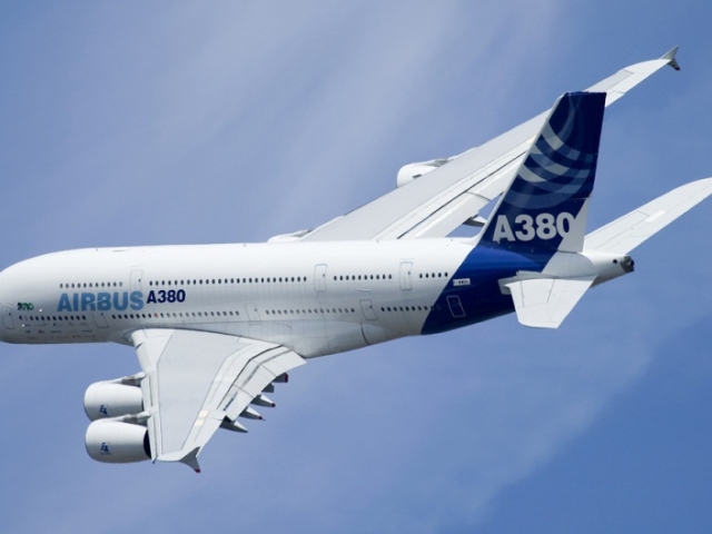 Компания Airbus представила новую версию крупнейшего пассажирского самолета