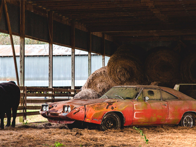Mobil-mobil antik yang dilupakan di garasi tua