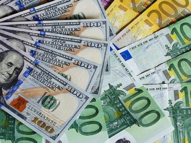 ยูโรเทียบกับดอลลาร์สหรัฐ: การต่อสู้เพื่อฐานะของสกุลเงินทุน 