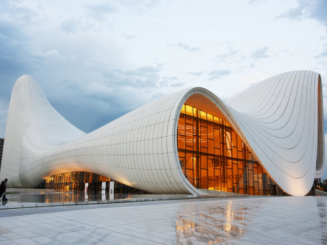 未来主义建筑：扎哈·哈迪德 (Zaha Hadid) 的 7 大革命性项目