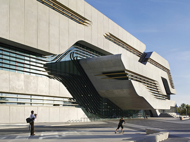 Arsitektur futuristik: 7 proyek revolusioner teratas oleh Zaha Hadid