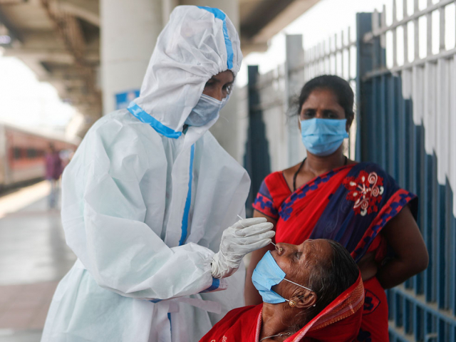 印度与冠状病毒作斗争并报告了创纪录的病毒病例数