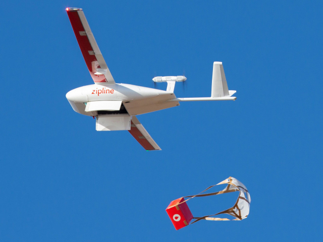 Летающие официанты, электрики и спасатели: самые необычные применения дронов