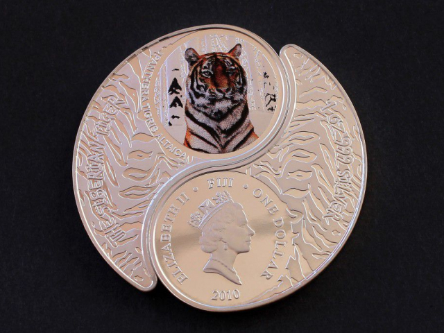 Koin emas dan perak unik yang menampilkan simbol tahun 2022 