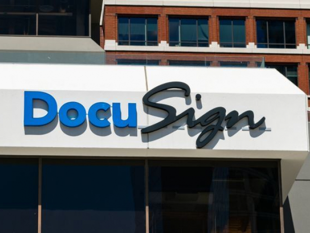 Favoriti června 2022: akcie Tesly, Applu a DocuSign