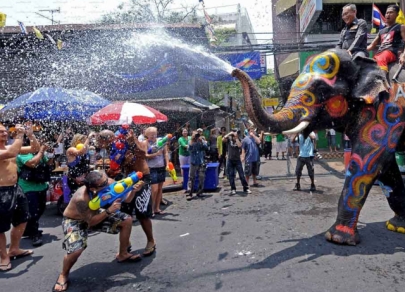 Bagaimana orang merayakan Tahun Baru di negara yang berbeza