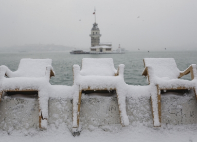 Unprecedented snowfall pounds Istanbul