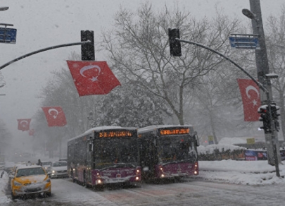 Unprecedented snowfall pounds Istanbul