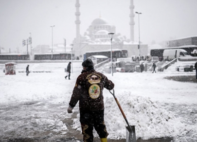 Unprecedented snowfall pounds Istanbul