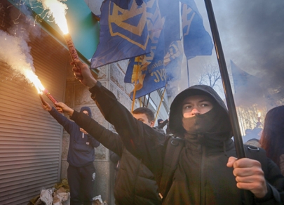 В Киеве радикалы замуровали здание Сбербанка