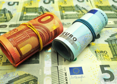 Euro vs US Dollar: battle for status of funding currency