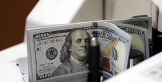 Dollar Strengthens with Traders Focus on Bank Action