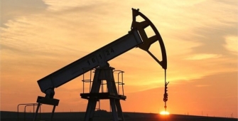 Oil Prices Edge Down as U.S. Rig Number Rises 
