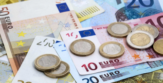 Euro Hovers Near 6-½-Month Lows on Italy Concerns