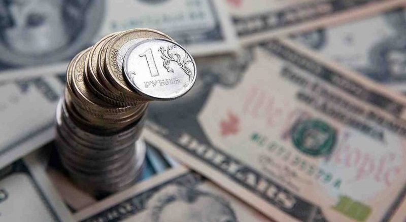 Лучшие прогнозисты Bloomberg по рублю ждут ослабления российской валюты