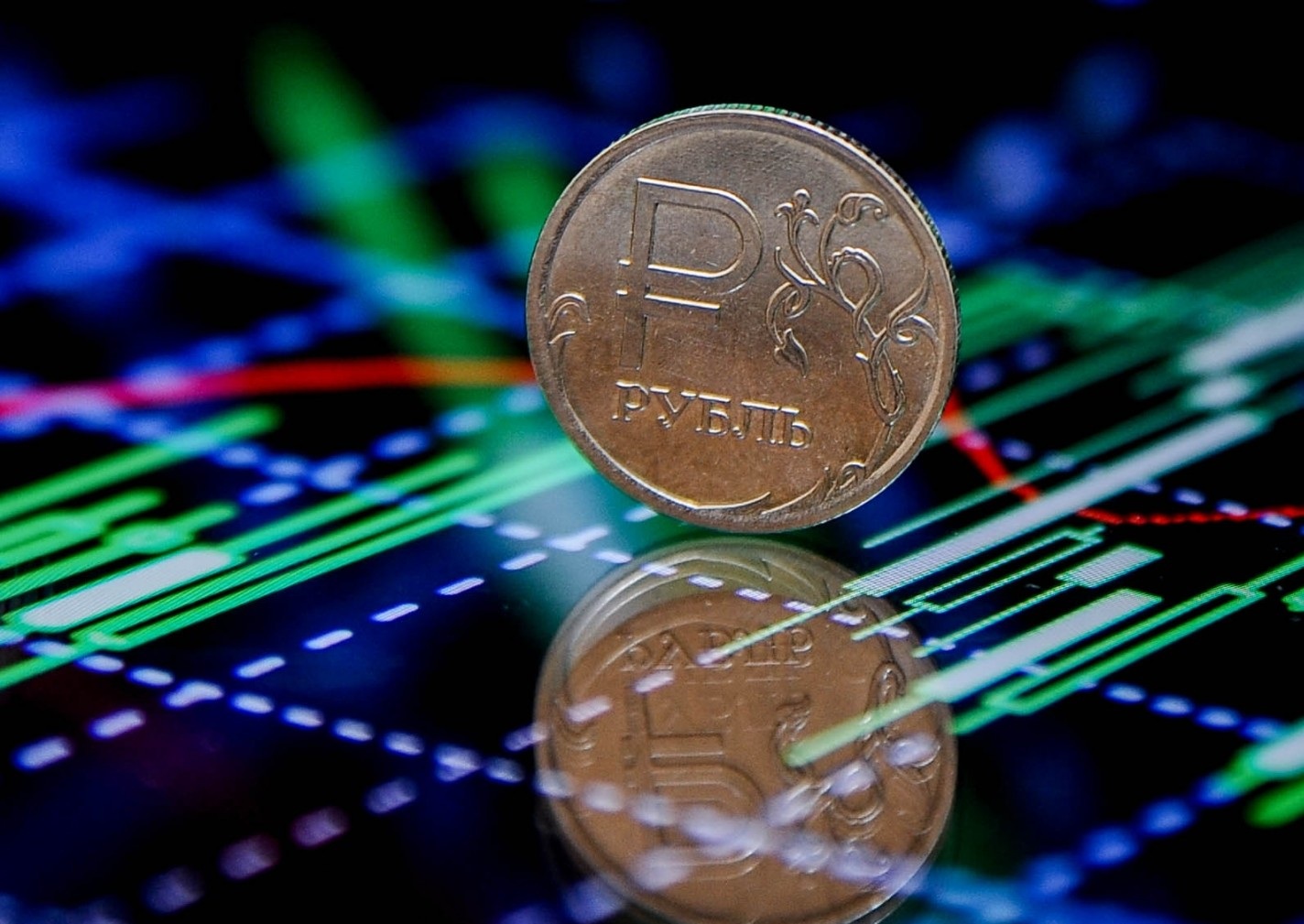 Хотя рубль укрепляется, страх ослабнуть, похоже, не скоро еще его отпустит