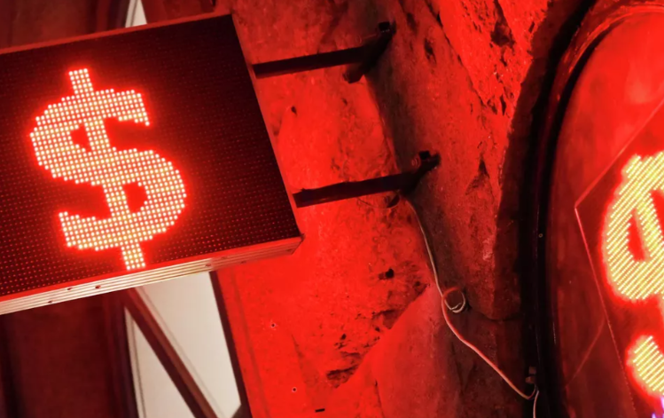 ЦБ РФ понизил официальные курсы юаня, доллара и евро