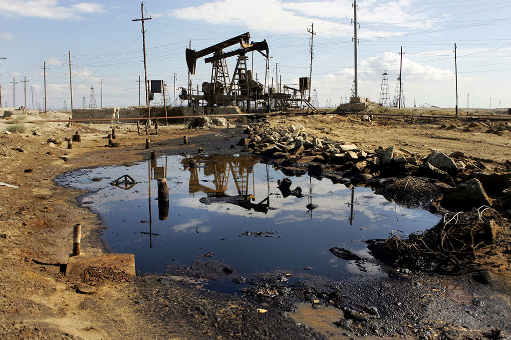 ОПЕК убеждает РФ продолжать ограничивать добычу нефти