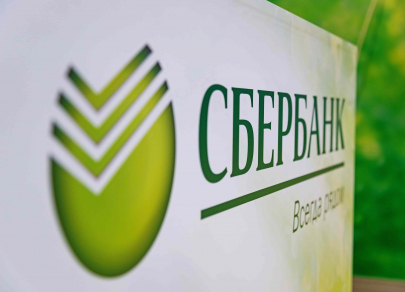 Между рублем и валютой: Сбербанк «обрубил» ставки по основным вкладам